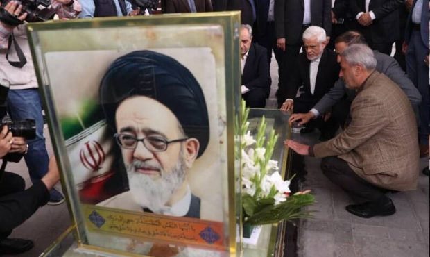 ادای احترام معاون اول رئیس جمهور به مقام شهید آل هاشم+ عکس
