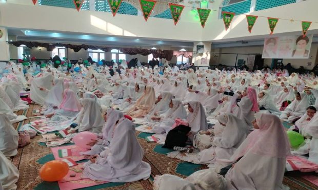 برگزاری جشن تکلیف ۶۰۰ دانش‌آموز دختر در شهر جدید مهستان