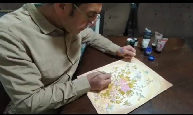 هنرمندی که بیش از ۳۷ سال نگار گری می‌کند
