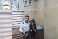 پلیس مهربان میانه به گریه های پسربچه ۳ ساله گمشده پایان داد / مادر نگران پسرش را به آغوش کشید
