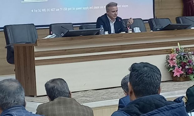نشست علمی بررسی وضعیت خودکشی در ملکان و ارائه راهکارهای پیشگیرانه در سطح استان؛