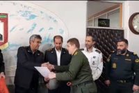 تقدیر آتش نشانی میانه  از سرباز فراجا که شجاعانه به دل آتش زد و آن را مهار کرد