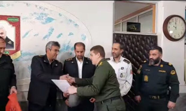 تقدیر آتش نشانی میانه  از سرباز فراجا که شجاعانه به دل آتش زد و آن را مهار کرد